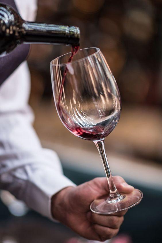 Service d’un verre de vin rouge