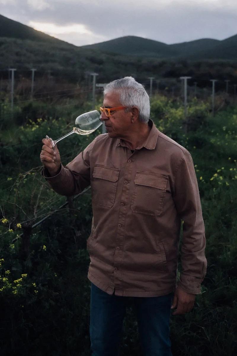 Vigneron dégustant un verre de vin dans les vignes